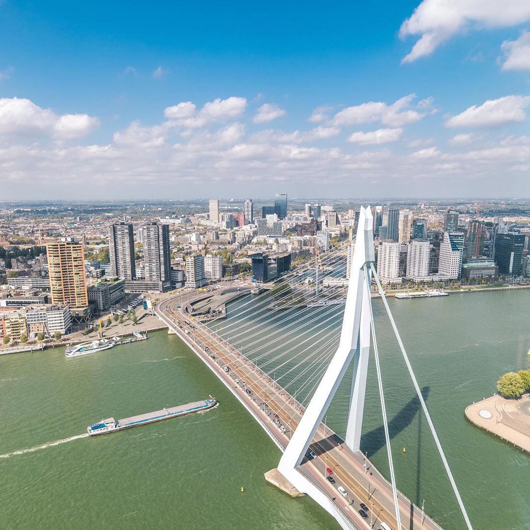 V I E W // A little throwback to sunny days and blue skies! And … did you know this could be your view from your office? Pretty amazing right? #DeRotterdam #office #theofficeoperators #officewithaview